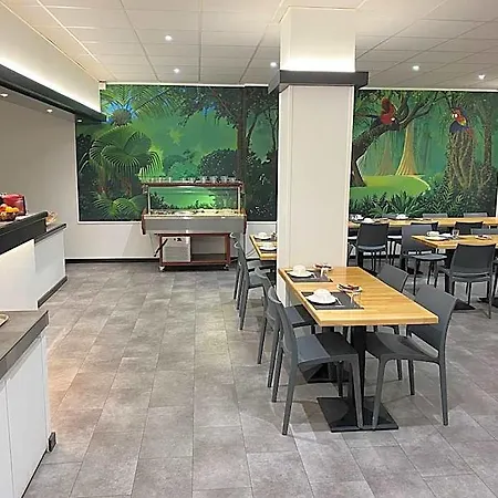 Esplanade מלון 2*